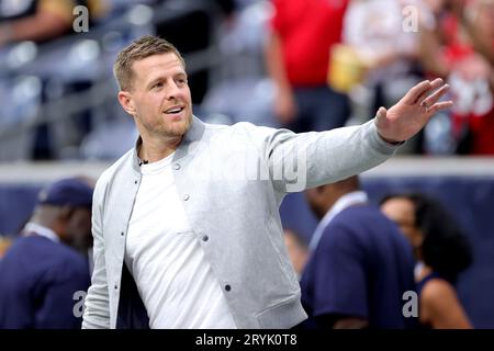 Houston, Texas, USA. Houston, Texas, USA. Oktober 2023. Der ehemalige Houston Texans Defensive End J. J. Watt würdigt die Fans vor dem Spiel zwischen den Houston Texans und den Pittsburgh Steelers im NRG Stadium in Houston, TX am 1. Oktober 2023. (Bild: © Erik Williams/ZUMA Press Wire) NUR REDAKTIONELLE VERWENDUNG! Nicht für kommerzielle ZWECKE! Quelle: ZUMA Press, Inc./Alamy Live News Stockfoto