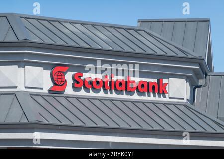 Calgary, Alberta, Kanada. April 2023. Ein Schild der Scotiabank am Zweiggebäude des Standorts. Stockfoto