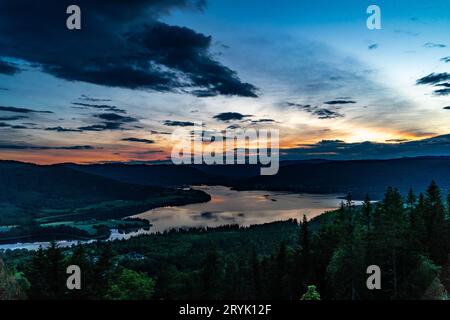 Blick über den Randsfjord in der Mitternachtssonne Stockfoto