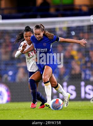 Chelsea Guro Reiten (rechts) und Tottenham Hotspurs Asmita Ale kämpfen beim Barclays Women's Super League Match in Stamford Bridge, London, um den Ball. Bilddatum: Sonntag, 1. Oktober 2023. Stockfoto