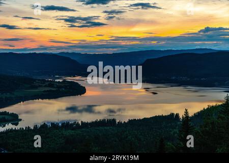 Blick über den Randsfjord in der Mitternachtssonne Stockfoto