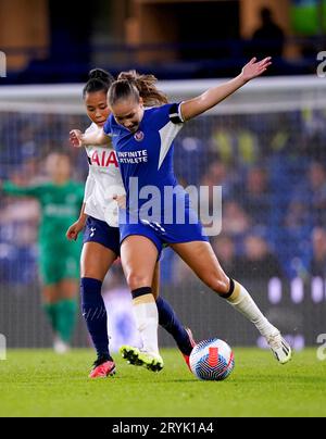 Chelsea Guro Reiten (rechts) und Tottenham Hotspurs Asmita Ale kämpfen beim Barclays Women's Super League Match in Stamford Bridge, London, um den Ball. Bilddatum: Sonntag, 1. Oktober 2023. Stockfoto