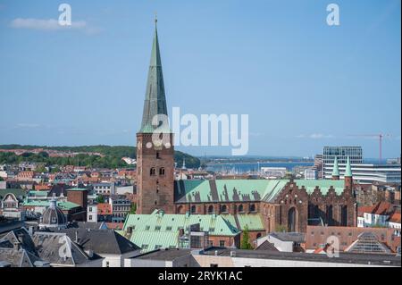 Aarhus-Kathedrale, Drohnenschuss, Seitenansicht aus der Ferne, Dänemark Stockfoto