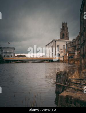 Außergewöhnlich hohe Gezeiten auf dem Fluss Witham, der durch das Stadtzentrum von Boston, Lincolnshire, Großbritannien fließt. Die Flut ist fast über dem Ufer. Stockfoto