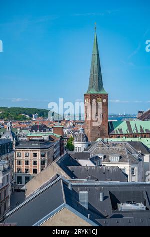 Aarhus Kathedrale, Drohnenschuss, Seitenansicht aus der Entfernung, Dänemark, vertikale Aufnahme Stockfoto