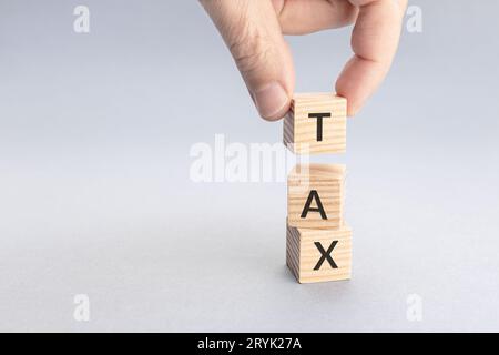 Steuerbegriff. Hand legt einen Block mit STEUERWORT über andere. Speicherplatz kopieren Stockfoto