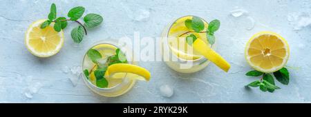 Limonade mit Minzpanorama. Zitronenwasser mit Eis, zwei Gläser Stockfoto