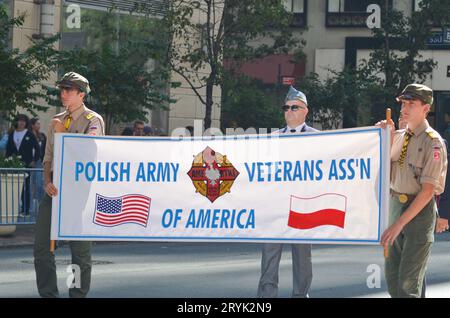 New York, New York, USA. Oktober 2023. Die polnische Veteranenvereinigung der Armee von Amerika marschiert bei der 86. Jährlichen Pulaski Day Parade entlang der Fifth Avenue in New York City. Quelle: Ryan Rahman/Alamy Live News Stockfoto