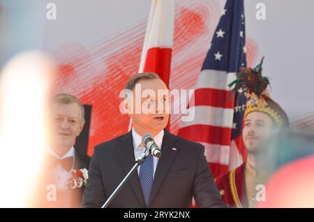 New York, New York, USA. Oktober 2023. Andrzej Duda, Präsident der Republik Polen, spricht bei der 86. Jährlichen Pulaski Day Parade entlang der Fifth Avenue in New York City. Quelle: Ryan Rahman/Alamy Live News Stockfoto