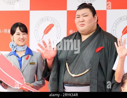 Tokio, Japan. Oktober 2023. Der japanische Sumo-Wrestler Atamifuji (R) und ein Angestellter von All Nippon Airways (ANA) (L) nehmen am Sonntag, den 1. Oktober 2023, an einer Auftaktveranstaltung der „Red Feather“-Community-Chest-Kampagne in Tokio Teil. Eine landesweite Kampagne der Red Feather Community Chest begann ab dem 1. Oktober, um Spenden zu sammeln. (Foto: Yoshio Tsunoda/AFLO) Stockfoto