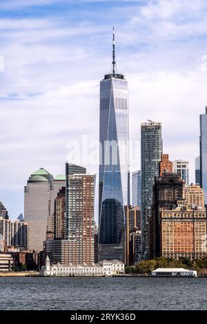 Lower Manhattan, New York, USA - 16. September 2023. Ein vertikaler Blick auf das One World Trade Center in Lower Manhattan und die fina Stockfoto