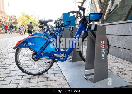 NEW YORK, USA - 16. SEPTEMBER 2023. Citibike-Fahrräder, die in Folge auf den Straßen von New York gemietet oder gemietet werden können, sind eine günstige und umweltfreundliche Art und Weise Stockfoto