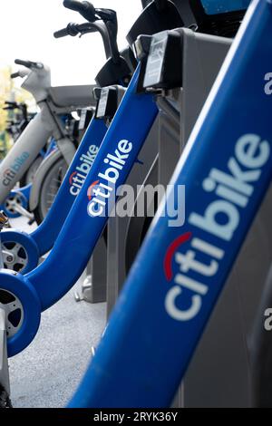 NEW YORK, USA - 16. SEPTEMBER 2023. Nahaufnahme von Citibike Cycles zum Verleih oder Mieten in einer Reihe auf den Straßen von New York, die eine billige und umliegende Stadt sind Stockfoto