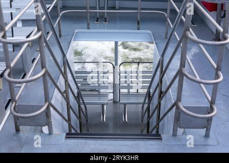 Foto von Treppen, die vom Oberdeck auf einem Ausflugsboot im Milford Sound im Fiordland-Nationalpark auf der Südinsel Neuseelands führen Stockfoto