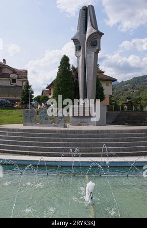 FOCA, Bosnien und Herzegowina - 1. Oktober 2023: Dieses Denkmal erinnert an die Bewohner von Foca, die im Bosnienkrieg getötet wurden. Insgesamt 22.000 Musli Stockfoto