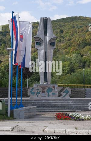 FOCA, Bosnien und Herzegowina - 1. Oktober 2023: Dieses Denkmal erinnert an die Bewohner von Foca, die im Bosnienkrieg getötet wurden. Insgesamt 22.000 Musli Stockfoto