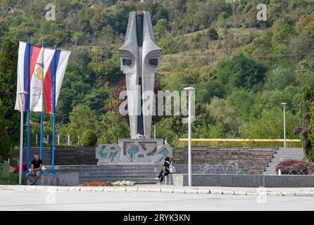 FOCA, Bosnien und Herzegowina - 1. Oktober 2023: Dieses Denkmal erinnert an die Bewohner von Foca, die im Bosnienkrieg getötet wurden. Insgesamt 22.000 Musli Stockfoto