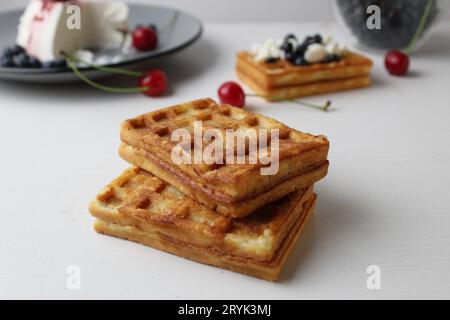 Das Frühstück war lecker. Snack zwei weiche belgische Waffeln liegen übereinander neben Heidelbeeren Kirschkäse Hüttenkäse mit Platz für Text und Stockfoto