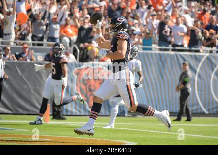 Chicago, Usa. Oktober 2023. Chicago Bears Tight End Cole Kmet (85) erzielt am Sonntag, den 1. Oktober 2023, einen Touchdown gegen die Denver Broncos im Soldier Field in Chicago. Foto von Mark Black/UPI Credit: UPI/Alamy Live News Stockfoto