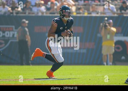 Chicago, Usa. Oktober 2023. Chicago Bears Quarterback Justin Fields (1) sucht am Sonntag, den 1. Oktober 2023, nach einem offenen Empfänger gegen die Denver Broncos im Soldier Field in Chicago. Foto von Mark Black/UPI Credit: UPI/Alamy Live News Stockfoto