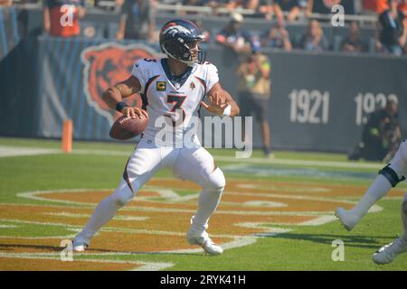 Chicago, Usa. Oktober 2023. Denver Broncos Quarterback Russell Wilson (3) sucht am Sonntag, den 1. Oktober 2023, einen offenen Empfänger gegen die Chicago Bears im Soldier Field in Chicago. Foto von Mark Black/UPI Credit: UPI/Alamy Live News Stockfoto