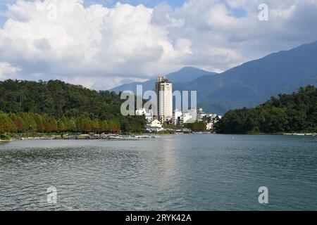 Wunderschöner Blick auf die Gebäude am Ufer des Sun Moon Lake in Taiwan Stockfoto