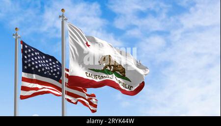 Kalifornien und USA Flaggen winken an einem klaren Tag Stockfoto