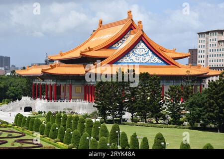 Wunderschöner Blick auf die Chiang Kai Shek Memorial Hall, umgeben von Natur in Taipei, Taiwan Stockfoto