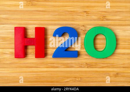 Formel H2O auf hölzernem Hintergrund Stockfoto