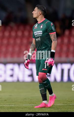 Benevento, Italien. Oktober 2023. Andrea Dini in Aktion während des italienischen Lega Pro Fußballspiels Benevento Calcio gegen FC Crotone. Quelle: Mario Taddeo/Alamy Live News Stockfoto