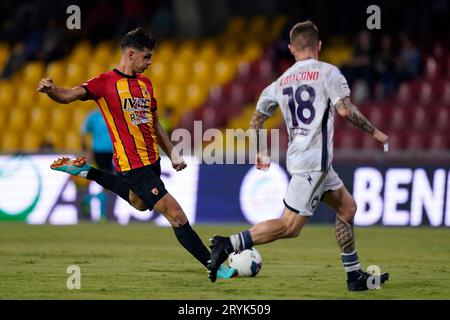 Benevento, Italien. Oktober 2023. Marco Pinato, Giuseppe Loiacono in Aktion während des italienischen Lega Pro Fußballspiels Benevento Calcio gegen FC Crotone. Quelle: Mario Taddeo/Alamy Live News Stockfoto