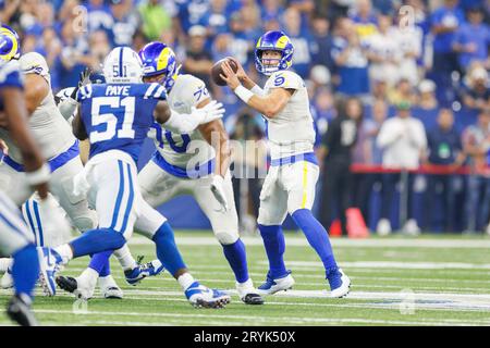 Indianapolis, Indiana, USA. Oktober 2023. Los Angeles Rams Quarterback Matthew Stafford (9) übergibt den Ball während des NFL-Spiels gegen die Indianapolis Colts in Indianapolis, Indiana. John Mersits/CSM/Alamy Live News Stockfoto