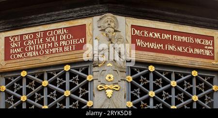 Inschriften auf dem Wasserwerk Wismar, Hansestadt Wismar, Mecklenburg-Vorpommern Stockfoto