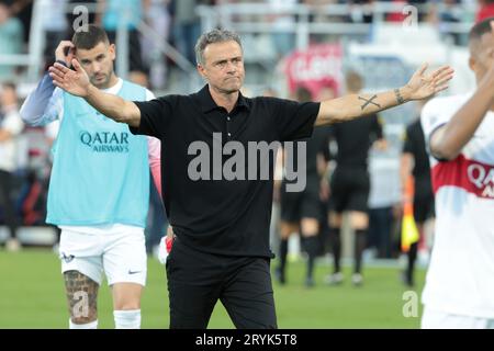 Clermont Ferrand, Frankreich. September 2023 30. PSG-Trainer Luis Enrique begrüßt die Fans nach dem Ligue-1-Fußballspiel der französischen Meisterschaft zwischen Clermont Foot 63 und Paris Saint-Germain (PSG) am 30. September 2023 im Stade Gabriel-Montpied in Clermont-Ferrand, Frankreich - Foto Jean Catuffe/DPPI Credit: DPPI Media/Alamy Live News Stockfoto