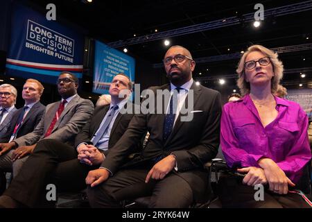 Manchester, Großbritannien. Oktober 2023. Der Secretary of State for Foreign, Commonwealth and Development Affairs, James und seine Ehefrau Susannah Sparks und Douglas Ross, Abgeordnetenführer der Scottish Conservative and Unionists, hören Grant Shapps am 1. Tag der Konferenz in Manchester Central zu. Bild: Garyroberts/worldwidefeatures.com Credit: GaryRobertsphotography/Alamy Live News Stockfoto