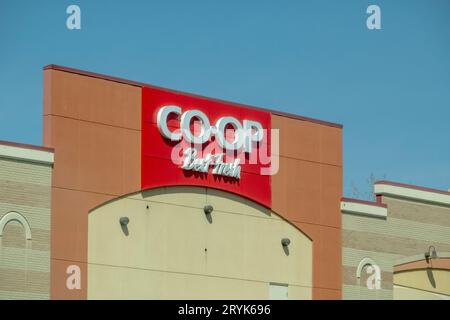 Calgary, Alberta, Kanada. 15. April 2023. Ein CO-OP-Schild für den besten Frischwarenladen. Stockfoto