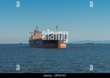 Die Cypress-Flaggenschiff Macheras vertäute in der Bucht von San Francisco, bevor sie den San Joaquin River zum Hafen von Stockton aufwärts fuhr. Stockfoto