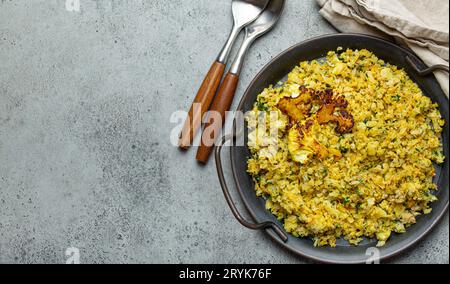 Gebratener Blumenkohlreis oder Couscous mit Dill auf Teller, gesunde kohlenhydratarme Gemüsebeilage für Keto-Diät und gesunde L Stockfoto