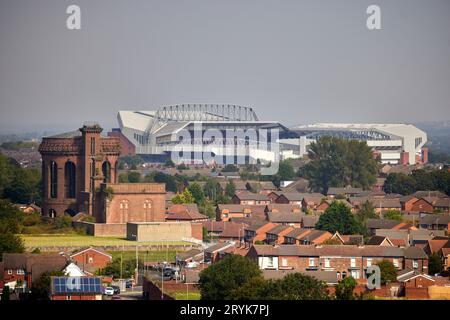 Anfield Fußballstadion in Anfield, Liverpool, England und denkmalgeschütztes Gebäude Everton Water Tower Stockfoto