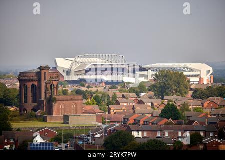 Anfield Fußballstadion in Anfield, Liverpool, England und denkmalgeschütztes Gebäude Everton Water Tower Stockfoto