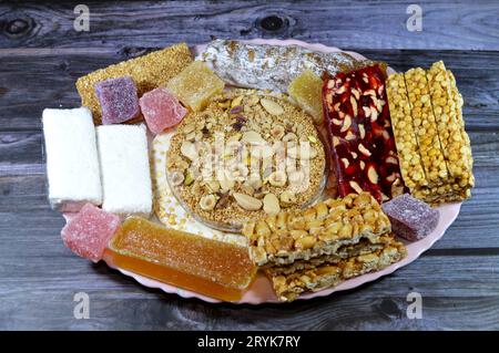 Sammlung von süßen Kichererbsen, Erdnüssen, Sesam, cremigem Taffy, Zuckergelee, Nüsse, Pistazien, Haselnussscheiben als Feier des Propheten Stockfoto