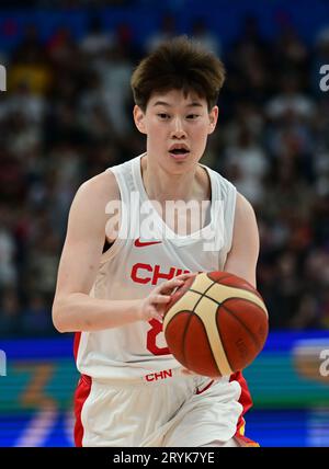 Hangzhou, China. Oktober 2023. Weina Jin aus China Basketballmannschaft der Frauen in Aktion gesehen während der 19. Asienspiele 2023 Frauen Basketball Vorrunde Gruppe Ein Spiel zwischen China und Indien im Hangzhou Olympic Sports Centre Gymnasium. Endstand: China 111:53 Indien. Quelle: SOPA Images Limited/Alamy Live News Stockfoto