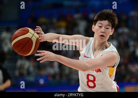 Hangzhou, China. Oktober 2023. Weina Jin aus China Basketballmannschaft der Frauen in Aktion gesehen während der 19. Asienspiele 2023 Frauen Basketball Vorrunde Gruppe Ein Spiel zwischen China und Indien im Hangzhou Olympic Sports Centre Gymnasium. Endstand: China 111:53 Indien. Quelle: SOPA Images Limited/Alamy Live News Stockfoto