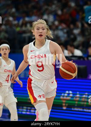 Hangzhou, China. Oktober 2023. Li Meng von China Frauen Basketballmannschaft in Aktion gesehen während der 19. Asienspiele 2023 Frauen Basketball Vorrunde Gruppe Ein Spiel zwischen China und Indien im Hangzhou Olympic Sports Centre Gymnasium. Endstand: China 111:53 Indien. Quelle: SOPA Images Limited/Alamy Live News Stockfoto