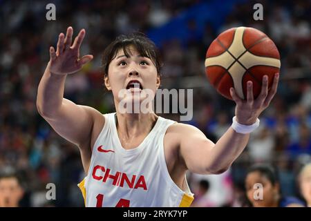 Hangzhou, China. Oktober 2023. Li Yueru von China Frauen Basketballmannschaft in Aktion gesehen während der 19. Asienspiele 2023 Frauen Basketball Vorrunde Gruppe Ein Spiel zwischen China und Indien im Hangzhou Olympic Sports Centre Gymnasium. Endstand: China 111:53 Indien. Quelle: SOPA Images Limited/Alamy Live News Stockfoto