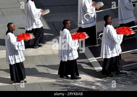 Vatikanstadt, Vatikan. September 2023 30. VATIKANSTADT, VATIKAN - SEPTEMBER 30: Papst Franziskus während des gewöhnlichen öffentlichen Konsistoriums für die Erschaffung des neuen Kardinals in St. Petersplatz am 30. September 2023 im Vatikan. Papst Franziskus hält ein Konsistorium für die Schaffung von 21 neuen Kardinälen, das Konsistorium fällt vor dem Beginn der Synode über Synodalität, die im Oktober stattfinden soll. Quelle: dpa/Alamy Live News Stockfoto