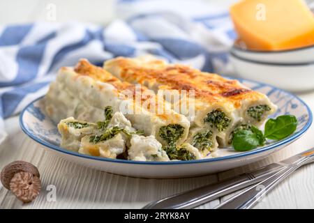 Cannelloni mit Ricotta und Spinat Nahaufnahme. Stockfoto