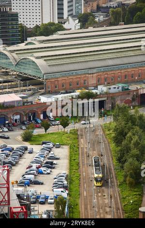 Blick auf das Dach, mit Blick auf Manchester Piccadilly mit einer U-Bahn-Metrolink Stockfoto