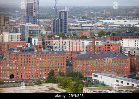 Blick auf das Dach, mit Blick auf das Stadtzentrum von Manchester, New Islington, Royal Mills und Murrays' Mill Apartments Stockfoto