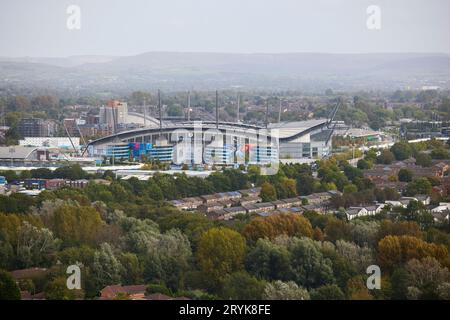 Blick auf das Dach, mit Blick nach unten auf das Manchester City Etihad Stadium und die Beswick Houses Stockfoto